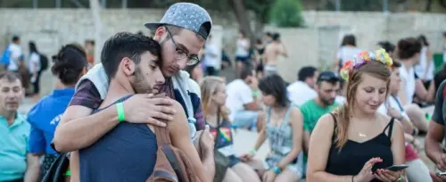 Un fattore chiave aumenta il rischio di suicidio degli adolescenti LGBT