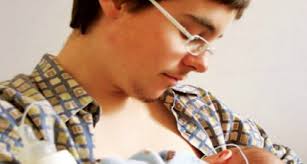 Transgender donna in grado di allattare al seno bambino