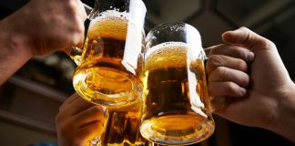 Bere in adolescenza aumenta il rischio per il fegato