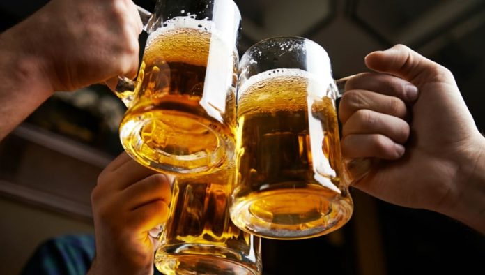 Bere in adolescenza aumenta il rischio per il fegato